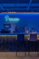 네온 사인이 빛나는 트렌디 홀덤펍 바